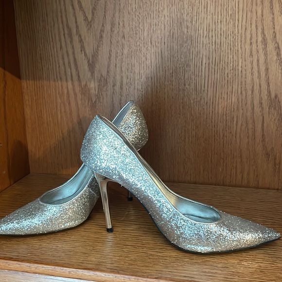 Super fun pair of sparkly silver guess heels - Picture 2 of 2